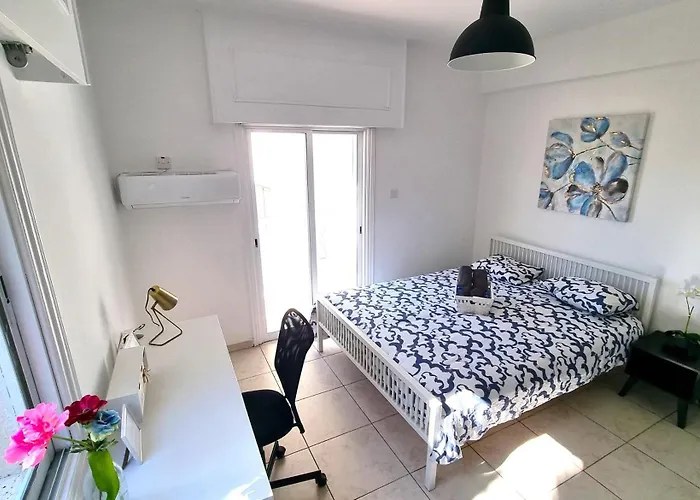 Center 2Br Apt W/ Parking And 250M Walk From Beach