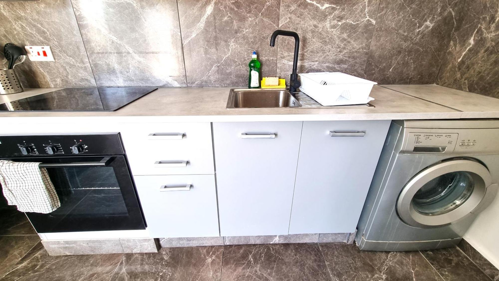 Center 2br W/ Parking And 250m Walk From Apartament Larnaca